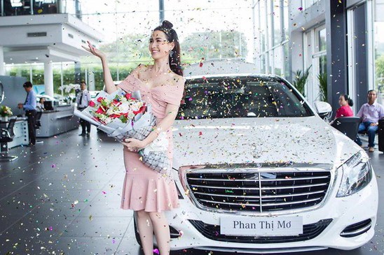 Ngay sau khi tậu chiếc  xe sang Mercedes-Benz S400, top 5 Hoa hậu Việt Nam 2012 Phan Thị Mơ đã cập nhật trạng thái 'Không phải sinh nhật, không phải quốc tế phụ nữ, không phải người yêu mua cho mà là đồ tự sắm cho mình. Xe không hợp mạng, không hợp màu cũng không sao, chỉ cần đi chung hai đứa xinh đẹp như nhau là được'